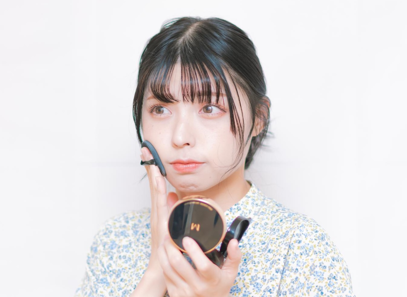 化粧をしている女性